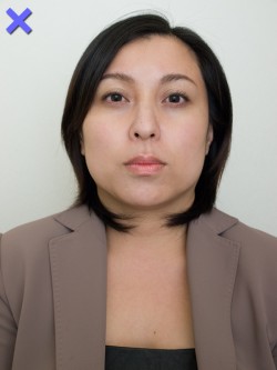 【ダメ写】　写真ボックスの椅子の高さを調節せずに、姿勢でなんとかしようとした証明写真の例です。