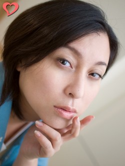 【モテ写】微妙に開いた唇に、キレイに曲げた指先を添えると、かなりセクシーに
