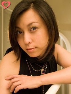 【モテ写】腕を体から離していても自然なポーズをとって、腕の端をフレームから出してもらえば……
