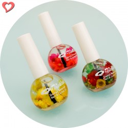 手のお手入れも忘れずに。下は澤口お気に入りのネイルオイル。本物の花が入っていて、香りもいい。