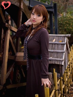 【モテ写】紅葉も終わりの、横浜青葉区の寺家町にある水車小屋の前で。背景と服装の色調を合わせました。