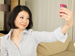 Capturing Attractive Selfies with a Compact Digital Camera