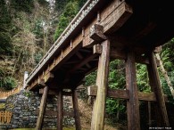   八王子に移り住み、すでに一年以上が過ぎた。新しい仕事のスタイルにも慣れ、ここ１、２ヶ月は八王子近辺のロケハンもわずかながら始めることができている。そのロケハンも功を奏して、初雪の陣馬高原にも昇り「 雪樹 」 […]